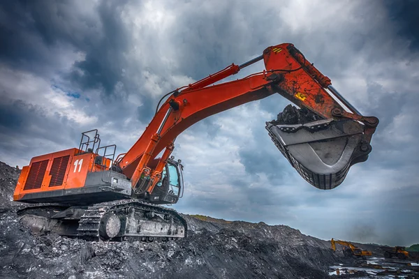 Grote gele mijnbouw vrachtwagen en graafmachines — Stockfoto