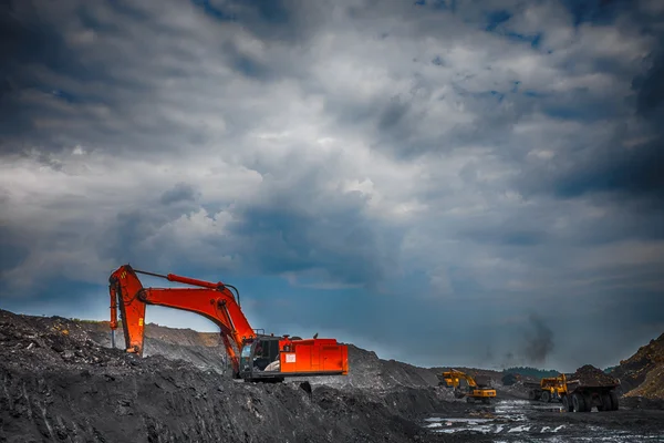 Grandes camiones mineros amarillos y excavadora — Foto de Stock