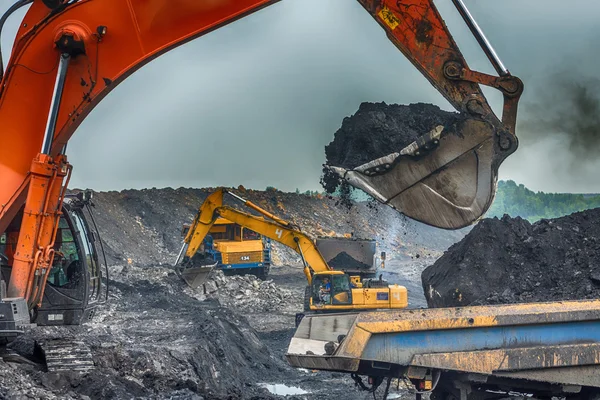 Stora gula gruvdrift lastbilar och grävmaskiner — Stockfoto