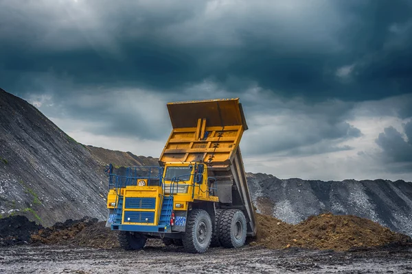 Camión minero amarillo grande en el lugar de trabajo — Foto de Stock