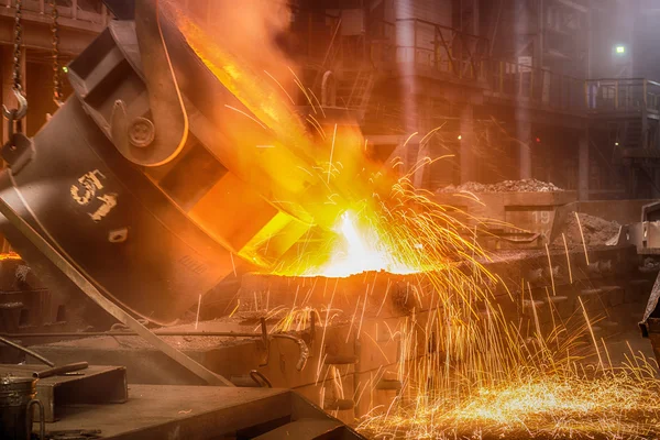 Сталева заливка на металургійному заводі — стокове фото