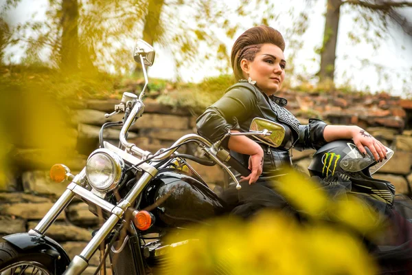 Mujer motociclista en su motocicleta . — Foto de Stock