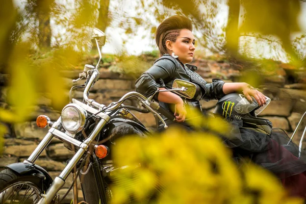 彼女のバイクに女性バイカー. — ストック写真