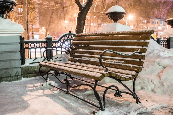 Bänk i vinter stadsparken — Stockfoto