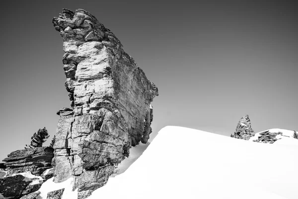 Montaña rocosa en la nieve —  Fotos de Stock