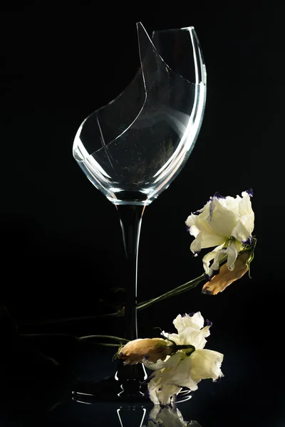 Vidrio roto con flores — Foto de Stock