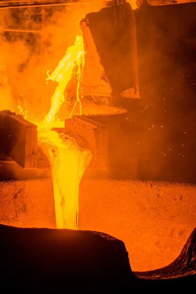 Staal gieten in staal fabriek — Stockfoto