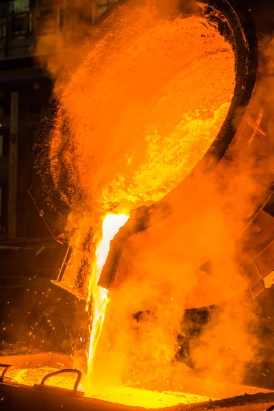 Staal gieten in staal fabriek — Stockfoto