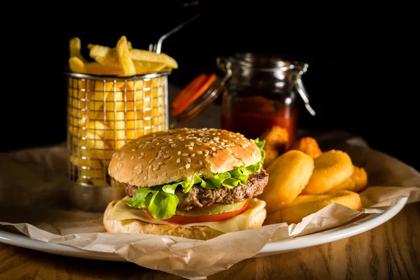 Hamburger e patatine fritte — Foto Stock