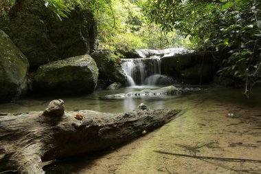 Yaz aylarında Erawan şelale