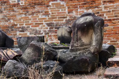 eski hasarlı Buda heykeli