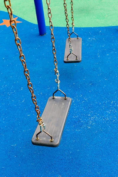 Çocuk oyun alanı boş eski salıncak