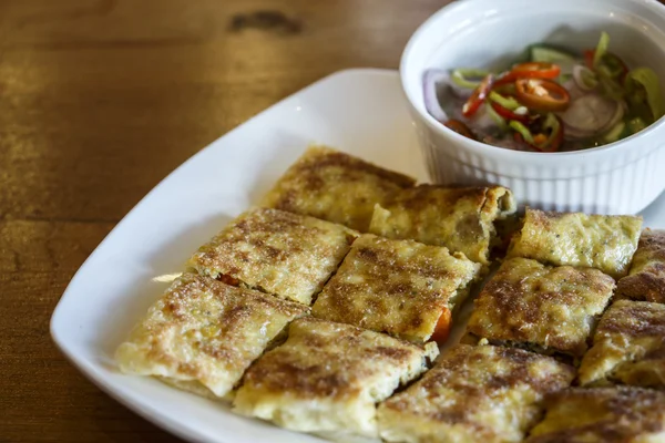 Muslimisches Essen martabak oder murtabak (gefüllter Pfannkuchen) — Stockfoto