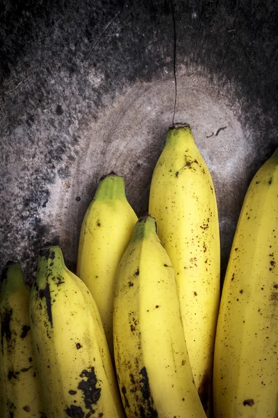 Koyu ahşap üzerine muz