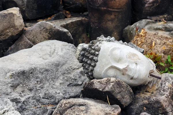 Vecchia statua danneggiata buddha — Foto Stock