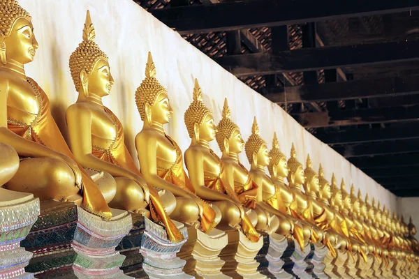 Fila de estátua de buda dourada — Fotografia de Stock