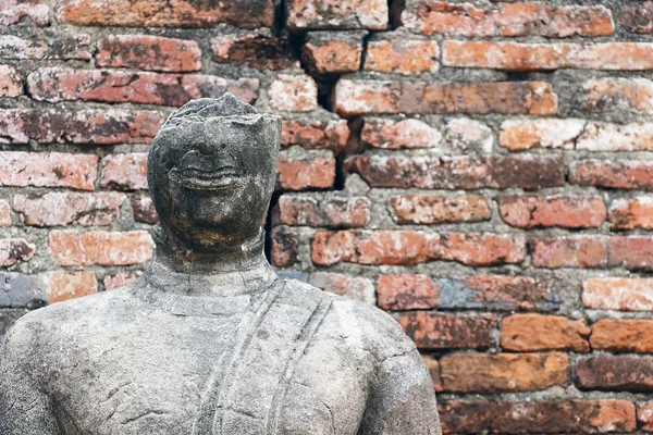Vecchia statua danneggiata buddha — Foto Stock