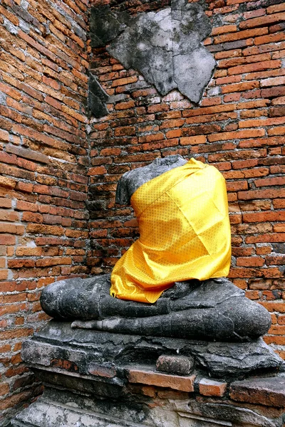 Old damaged buddha statue — Stock Photo, Image