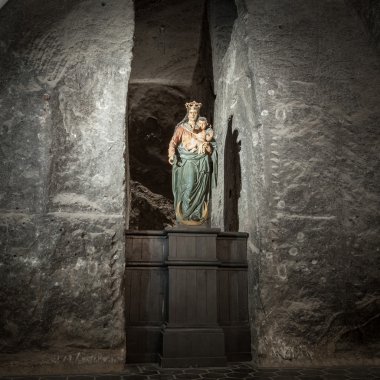 Krakow, Polonya - 13 Aralık 2015: Our Lady içinde kutsal muzaffer çapraz Wieliczka tuz madeni kilisede üzerinde 13 Aralık 2015