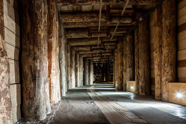 Corredores de los mineros de la sal en el primer plano - Mina de sal de Wieliczka — Foto de Stock