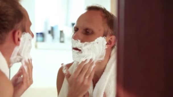 Hombre divertido de cantar durante el afeitado — Vídeos de Stock