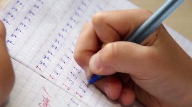 Küçük çocuk numaralarını yazıyor