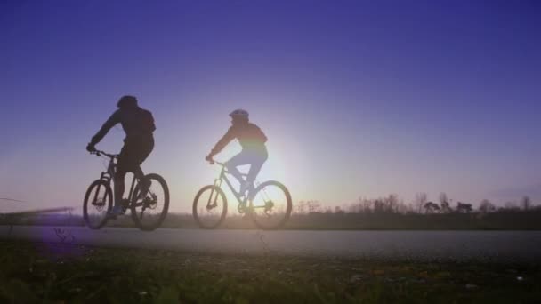 Пара велосипедисты — стоковое видео