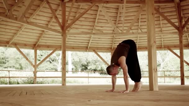 Entrenador haciendo pose de handstand — Vídeo de stock