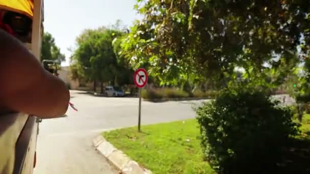 Conducción de autobús en el camino de la calle — Vídeo de stock