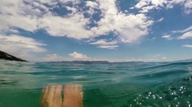 Okyanusta yüzmeye adam