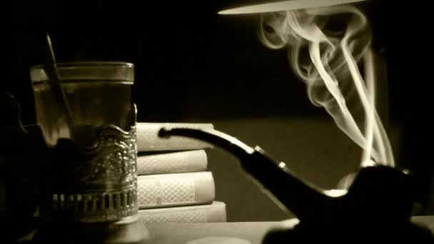 Pipa que fuma y vaso de té — Vídeo de stock