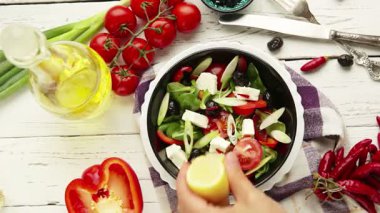 Yunan salatası hazırlama