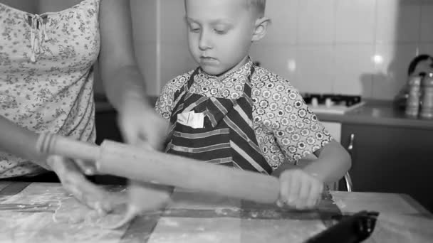 Anya és kis fia dagasztani a tésztát — Stock videók
