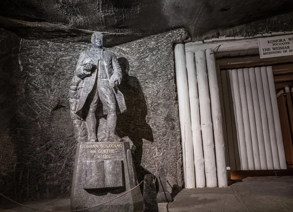 Cracóvia, Polônia - 13 de dezembro de 2015: estátua de sal de Johann Wolfgang von Goethe de sal de Wieliczka em 13 de dezembro de 2015 — Fotografia de Stock