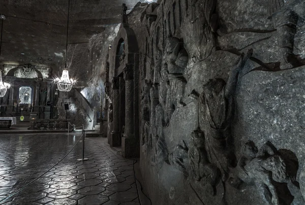 Cracovia, Polonia - 13 de diciembre de 2015: Bas-reliefes capilla de St Kinga - 101 metros de metro en la mina de sal de Wieliczka en 13 de diciembre de 2015 — Foto de Stock