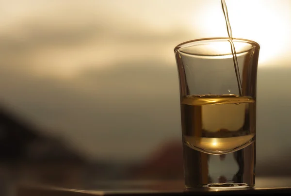 Una inyección de una bebida alcohólica estando borracho Imagen De Stock