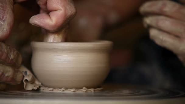 Potter working with clay bowl – stockvideo