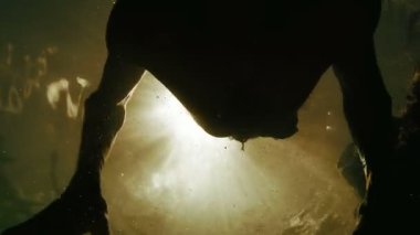 Yüzme adama karşı parlak güneş ışığı