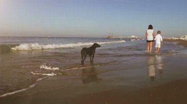 Anne ve küçük oğlu yürüyüş