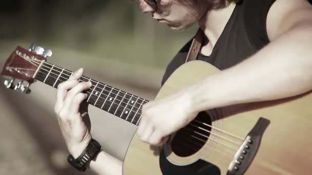 Jonge man spelen op gitaar — Stockvideo