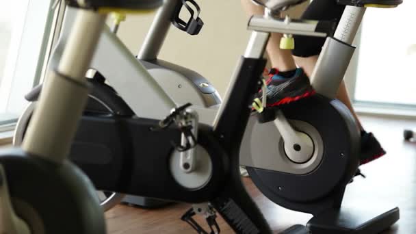 Man spinning pedalen op oefening fiets — Stockvideo