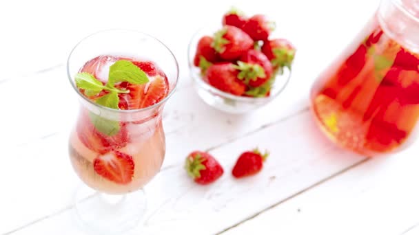 Hand tar glaset med strawberry coctail — Stockvideo
