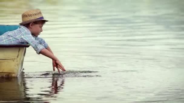 Çocuk dalgalar su sıçramalarına — Stok video