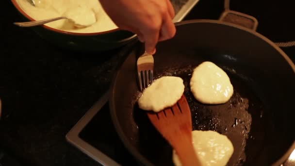 Un cuoco si ribalta le frittelle in padella — Video Stock