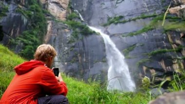 Genç çocuk ünlü Jogini şelale Manali, Hindistan onun smartphone ile çekim