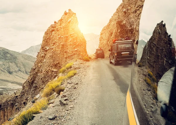 Трафік на гірській дорозі поблизу Маналі, Сполучені Штати Америки Стокова Картинка