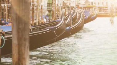 Dalgalar üzerinde sallanan gondol 