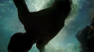 parlak güneş ışığı karşı dalış insan