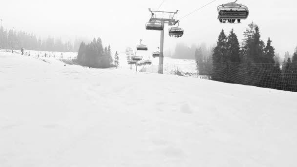 Ski chairlift over snowy landscape — Stock Video
