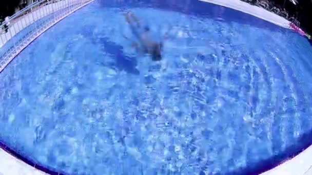 Homem a nadar debaixo de água na piscina redonda — Vídeo de Stock